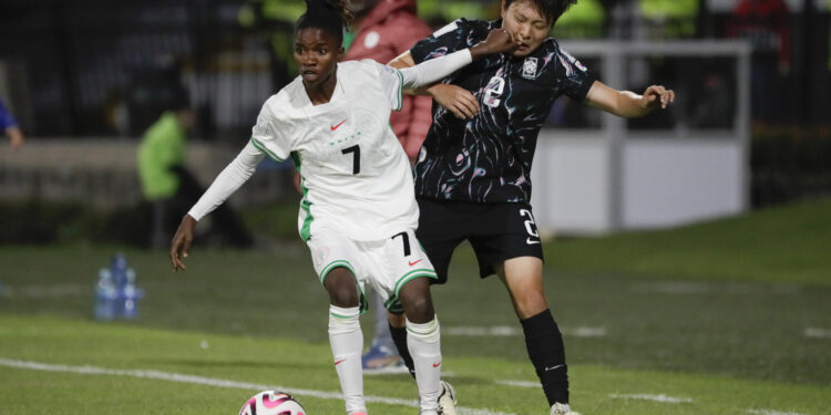 AMDEP5693. BOGOTÁ (COLOMBIA), 01/09/2024.- Flourish Sabastine (i) de Nigeria disputa un balón con Youjin Jung de Corea este domingo, en un partido del grupo D de la Copa Mundial Femenina sub-20 entre las selecciones de Nigeria y República de Corea en el estadio de Techo en Bogotá (Colombia). EFE/ Carlos Ortega