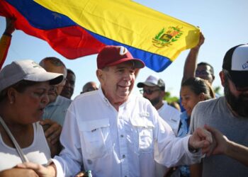 (FILES) The Venezuelan opposition presidential candidate for the Plataforma Unitaria Democratica party, Edmundo Gonzalez Urrutia (C), greets supporters upon his arrival at the campaign act in Barlovento Town in Miranda State, Venezuela, on June 26, 2024. Edmundo González Urrutia, Nicolás Maduro's rival in his questioned reelection, asked the attorney general on Wednesday to avoid a political persecution, when he is required by a justice system pointed out by the opposition of serving Chavism. (Photo by Federico PARRA / AFP)