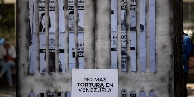 AME8265. CARACAS (VENEZUELA), 11/09/2024.- Fotografía donde se observan carteles con imágenes de presos políticos en Venezuela este miércoles, durante una protesta de sus familiares, en Caracas (Venezuela). EFE/ Ronald Peña R.