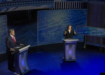 Philadelphia (United States), 11/09/2024.- Republican presidential candidate Donald J. Trump (L) and Democratic presidential candidate US Vice President Kamala Harris during a presidential debate hosted by ABC News at the National Constitution Center in Philadelphia, Pennsylvania, USA, 10 September 2024. The 90 minute event is the only planned debate between the two candidates in the 2024 presidential election. (Filadelfia) EFE/EPA/DEMETRIUS FREEMAN / POOL