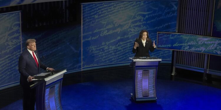 Philadelphia (United States), 11/09/2024.- Republican presidential candidate Donald J. Trump (L) and Democratic presidential candidate US Vice President Kamala Harris during a presidential debate hosted by ABC News at the National Constitution Center in Philadelphia, Pennsylvania, USA, 10 September 2024. The 90 minute event is the only planned debate between the two candidates in the 2024 presidential election. (Filadelfia) EFE/EPA/DEMETRIUS FREEMAN / POOL