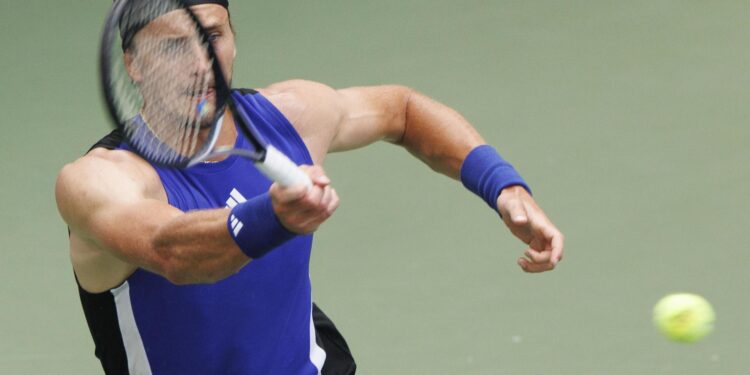 Flushing Meadows (United States), 01/09/2024.- Alexander Zverev of Germany returns the ball to Brandon Nakashima of the United States during their fourth round match of the US Open Tennis Championships at the USTA Billie Jean King National Tennis Center in Flushing Meadows, New York, USA, 01 September 2024. The US Open tournament runs from 26 August through 08 September. (Tenis, Alemania, Estados Unidos, Nueva York) EFE/EPA/CJ GUNTHER