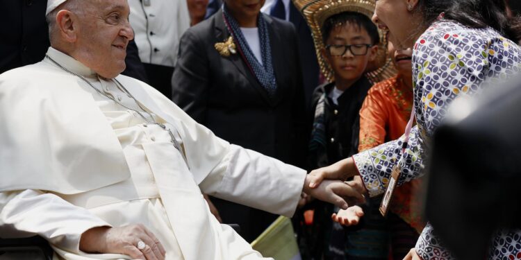 Jakarta (Indonesia), 04/09/2024.- Pope Francis greets people after a meeting with Indonesian authorities, civil society and the diplomatic corps at the Presidential Palace in Jakarta, Indonesia, 04 September 2024. Pope Francis is on an apostolic visit to the Muslim-majority country of Indonesia from 03 to 06 September, as part of his 12-day trip to the Asia-Pacific region, which includes stops in Papua New Guinea, East Timor, and Singapore. (Papa, República Guinea, Papúa-Nueva Guinea, Papúa Nueva Guinea, Singapur, Timor Oriental, Singapur) EFE/EPA/WILLY KURNIAWAN / POOL