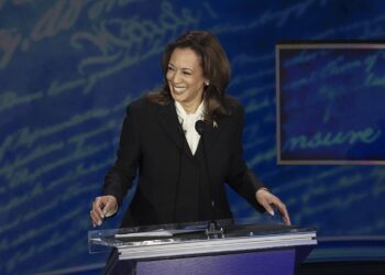 Philadelphia (United States), 11/09/2024.- Democratic presidential candidate US Vice President Kamala Harris listens to Republican presidential candidate Donald J. Trump during a presidential debate hosted by ABC News at the National Constitution Center in Philadelphia, Pennsylvania, USA 10 September 2024. The 90 minute event is the only planned debate between the two candidates in the 2024 presidential election. (Filadelfia) EFE/EPA/DEMETRIUS FREEMAN / POOL