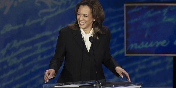 Philadelphia (United States), 11/09/2024.- Democratic presidential candidate US Vice President Kamala Harris listens to Republican presidential candidate Donald J. Trump during a presidential debate hosted by ABC News at the National Constitution Center in Philadelphia, Pennsylvania, USA 10 September 2024. The 90 minute event is the only planned debate between the two candidates in the 2024 presidential election. (Filadelfia) EFE/EPA/DEMETRIUS FREEMAN / POOL