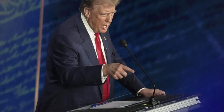 Philadelphia (United States), 11/09/2024.- Republican presidential candidate Donald J. Trump responds to Democratic presidential candidate US Vice President Kamala Harris during a presidential debate hosted by ABC News at the National Constitution Center in Philadelphia, Pennsylvania, USA 10 September 2024. The 90 minute event is the only planned debate between the two candidates in the 2024 presidential election. (Filadelfia) EFE/EPA/DEMETRIUS FREEMAN / POOL