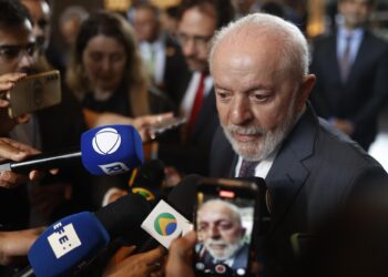 MEX550. CIUDAD DE MÉXICO (MÉXICO), 30/09/2024.- El presidente de Brasil, Luiz Inácio Lula da Silva, habla con los medios de comunicación este lunes al término de una conferencia de prensa en Ciudad de México (México). Lula da Silva aseguró en México que es necesario "reanudar una conversación" con Venezuela para que "vuelva a la normalidad democrática" tras la crisis política desencadenada después de las elecciones presidenciales de julio. EFE/Bienvenido Velasco