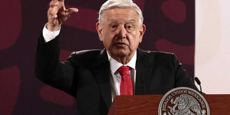 MEX9026. CIUDAD DE MÉXICO (MÉXICO), 18/09/2024.- El presidente de México, Andrés Manuel López Obrador, participa durante su conferencia de prensa matutina este miércoles en Palacio Nacional de Ciudad de México (México). López Obrador afirmó que no se equivocó en alguna decisión durante su gobierno, que concluye el 30 de septiembre, por lo que se va con la "conciencia tranquila". EFE/José Méndez