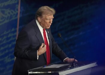 Philadelphia (United States), 11/09/2024.- Republican presidential candidate Donald J. Trump responds to Democratic presidential candidate US Vice President Kamala Harris during a presidential debate hosted by ABC News at the National Constitution Center in Philadelphia, Pennsylvania, USA 10 September 2024. The 90 minute event is the only planned debate between the two candidates in the 2024 presidential election. (Filadelfia) EFE/EPA/DEMETRIUS FREEMAN / POOL