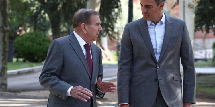 MADRID, 12/09/2024.- El presidente del Gobierno, Pedro Sánchez, conversa con el opositor venezolano Edmundo González (i) en el Palacio de La Moncloa, en Madrid, este jueves. EFE/ Fernando Calvo/Pool Moncloa SOLO USO EDITORIAL/SOLO DISPONIBLE PARA ILUSTRAR LA NOTICIA QUE ACOMPAÑA (CRÉDITO OBLIGATORIO)