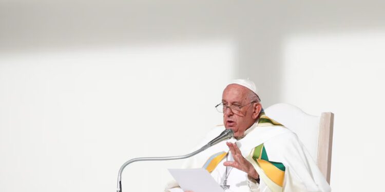 El papa Francisco celebra una santa misa en el Estadio Rey Balduino en Bruselas, Bélgica, el 29 de septiembre de 2024. REUTERS/Guglielmo Mangiapane