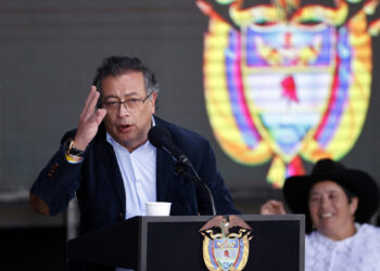 COL500. BOGOTÁ. (COLOMBIA), 19/09/2024.- El presidente colombiano, Gustavo Petro, habla durante una concentración de seguidores este jueves en la Plaza Bolívar de Bogotá (Colombia). Petro, propuso rebajar la edad de jubilación, ya que "la vida no es solo trabajar, trabajar y trabajar", e invitó a que esta propuesta sea una discusión mundial frente al debate que abordan la mayor parte de las sociedades respecto a aumentar la edad para pensionarse. EFE/Mauricio Dueñas Castañeda