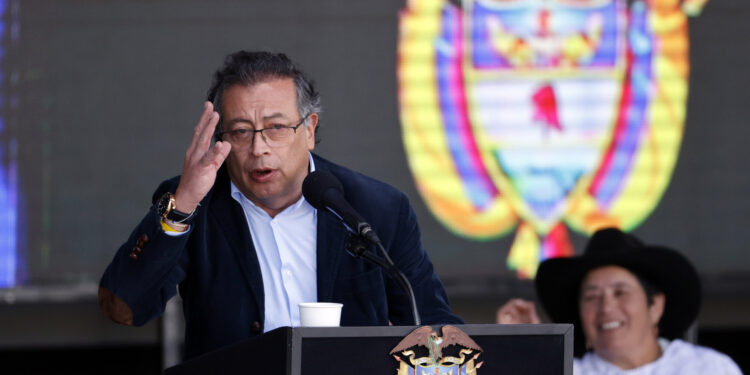 COL500. BOGOTÁ. (COLOMBIA), 19/09/2024.- El presidente colombiano, Gustavo Petro, habla durante una concentración de seguidores este jueves en la Plaza Bolívar de Bogotá (Colombia). Petro, propuso rebajar la edad de jubilación, ya que "la vida no es solo trabajar, trabajar y trabajar", e invitó a que esta propuesta sea una discusión mundial frente al debate que abordan la mayor parte de las sociedades respecto a aumentar la edad para pensionarse. EFE/Mauricio Dueñas Castañeda