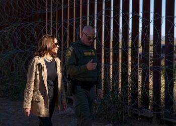 US Vice President and Democratic presidential candidate Kamala Harris (L) visits the US-Mexico border with US Border Patrol Tucson Sector Chief John Modlin in Douglas, Arizona, on September 27, 2024. (Photo by Rebecca NOBLE / AFP)