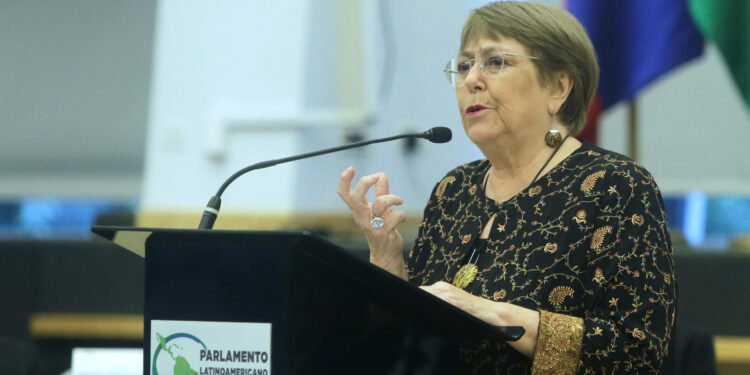 AME8917. CIUDAD DE PANAMÁ (PANAMÁ), 12/09/2024.- La expresidenta de Chile Michelle Bachelet, habla durante una reunión este jueves en Ciudad de Panamá (Panamá). Bachelet apeló a una mayor unión en América Latina para resolver los problemas socioeconómicos, destacando también la importancia de la participación femenina en política para fortalecer el sistema democrático. EFE/Carlos Lemos