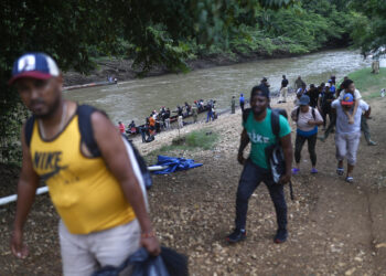 ACOMPAÑA CRÓNICA: PANAMÁ CRISIS MIGRATORIA AME2908. LAJAS BLANCAS (PANAMÁ), 26/09/2024.- Migrantes llegan en embarcaciones a la Estación Temporal de Recepción Migratoria (ETRM), este jueves en Lajas Blancas, Darién (Panamá). Los venezolanos siguen siendo mayoría entre los migrantes que atraviesan la selva del Darién, la frontera natural entre Panamá y Colombia, rumbo a Norteamérica, y algunos de ellos hablan de "la peor trampa del mundo", después de que el pasado 28 de julio en las elecciones en Venezuela se proclamó, sin que se difundieran las actas, la victoria del mandatario Nicolás Maduro. EFE/Bienvenido Velasco