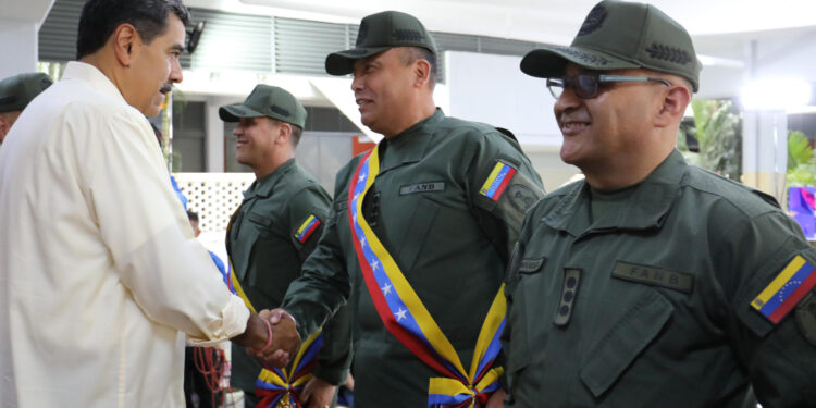 AME9476. CARACAS (VENEZUELA), 13/09/2024.- Fotografía cedida por Prensa Miraflores del presidente de Venezuela, Nicolás Maduro, dando la mano a un militar durante un acto de condecoración este viernes, en Caracas (Venezuela). Maduro condecoró a cuatro militares que, junto con otros 12 funcionarios del país, fueron sancionados por Estados Unidos el jueves al considerar que proclamaron "falsamente" la victoria del mandatario en las elecciones del pasado 28 de julio. EFE/ PRENSA MIRAFLORES/SOLO USO EDITORIAL/NO VENTAS/SOLO DISPONIBLE PARA ILUSTRAR LA NOTICIA QUE ACOMPAÑA/CRÉDITO OBLIGATORIO