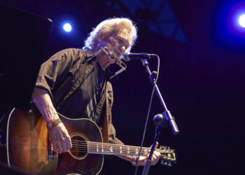 GRA460. BOGOTÁ (COLOMBIA), 29/09/2024.- Fotografía de archivo del 26 de junio de 2017 del músico, actor y cantante estadounidense, Kris Kristofferson, durante una actuación en el Festival Jardins de Pedralbes, en Barcelona (España). Kris Kristofferson, la leyenda de la música country y ganador del Globo de Oro como mejor actor, murió ayer a los 88 años en su casa en Hawái, informó este domingo la portavoz de la familia. EFE/ Alejandro García. ARCHIVO