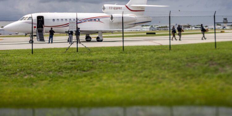 Fort Lauderdale (United States), 02/09/2024.- Officers extract boxes labeled as evidence from an airplane that, according to the authorities, belongs to Venezuelan President Nicolas Maduro at the Fort Lauderdale Executive Airport in Fort Lauderdale, Florida, USA, 02 September 2024. The US authorities seize a $13M jet linked to Venezuelan President Nicolas Maduro, landing it in Florida, USA. The Dassault Falcon 900, equivalent to Venezuela's Air Force One, was confiscated for sanction violations. EFE/EPA/CRISTOBAL HERRERA-ULASHKEVICH