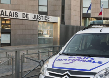 PARÍS, 09/09/2024.- Vista de la fachada de tribunales de Aviñón, Francia, donde este lunes se celebra la sexta jornada del juicio contra Dominique Pélicot, un hombre acusado de haber violado y drogado durante 9 años a su mujer, Gisèle Pélicot, para que, a su vez, la violaran otros hombres, de entre ellos 51 acusados. EFE/ Edgar Sapiña