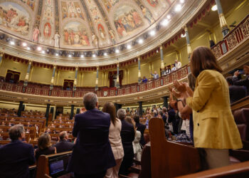 MADRID, 11/09/2024.- El hemiciclo aplaude al exalcalde de Caracas Antonio Ledezma (arriba), que ha asistido este miércoles a la sesión de control al gobierno celebrada en el Congreso. El Congreso español ha reconocido este miércoles a Edmundo González como legítimo presidente de Venezuela con la aprobación de una propuesta del Partido Popular (derecha) apoyada por aliados del Gobierno socialista, que se quedará en minoría. EFE/Javier Lizón