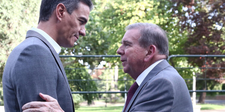 MADRID, 12/09/2024.- El presidente del Gobierno, Pedro Sánchez, recibe al opositor venezolano Edmundo González en el Palacio de La Moncloa, en Madrid, este jueves. EFE/ Fernando Calvo/Pool Moncloa SOLO USO EDITORIAL/SOLO DISPONIBLE PARA ILUSTRAR LA NOTICIA QUE ACOMPAÑA (CRÉDITO OBLIGATORIO)