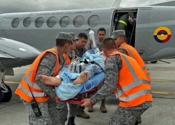 AME564. BOGOTÁ (COLOMBIA), 17/09/2024.- Fotografía cedida por la oficina de comunicaciones de la Fuerza Aérea de Colombia de militares heridos llegando a Bogotá luego de un ataque a la base militar de Puerto Jordán, en el departamento colombiano de Arauca (este), este martes en Puerto Jordán (Colombia). El presidente colombiano, Gustavo Petro, condenó este martes el ataque de la guerrilla del Ejército de Liberación Nacional (ELN) en el este del país que dejó dos soldados muertos y 27 heridos, y aseguró que "es una acción que cierra un proceso de paz con sangre". EFE/ Fuerza Aérea De Colombia SOLO USO EDITORIAL/NO VENTAS/SOLO DISPONIBLE PARA ILUSTRAR LA NOTICIA QUE ACOMPAÑA/CRÉDITO OBLIGATORIO/MÁXIMA CALIDAD DISPONIBLE