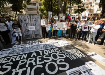 AME8258. CARACAS (VENEZUELA), 11/09/2024.- Familiares de presos políticos en Venezuela realizan una representación exigiendo su libertad este miércoles, en Caracas (Venezuela). EFE/ Ronald Peña R.