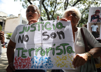 AME2824. CARACAS (VENEZUELA), 26/09/2024.- Familiares de adolescentes detenidos durante las protestas contra los resultados de elecciones presidenciales en Venezuela sostienen carteles este jueves, en una manifestación reclamando su libertad, en Caracas (Venezuela). Un grupo de familiares de detenidos en Venezuela pidió a la Fiscalía que revise los casos de ocho menores de edad apresados en el contexto de las protestas poselectorales, ya que, según sus allegados, "son inocentes" y "están siendo injustamente criminalizados". EFE/ Miguel Gutiérrez