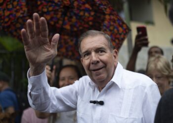 FILE - Venezuelan opposition presidential candidate Edmundo Gonzalez waves to supporters during a political event at a square in the Hatillo municipality of Caracas, Venezuela, June 19, 2024. (AP Photo/Ariana Cubillos, File)