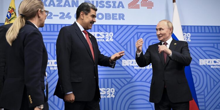 Kazan (Russian Federation), 22/10/2024.- Russian President Vladimir Putin (R) welcomes Venezuela's President Nicolas Maduro before their meeting on the sidelines of the BRICS summit in Kazan, Russia, 23 October 2024. The BRICS summit takes place from 22 to 24 October (Rusia) EFE/EPA/ALEXANDER NEMENOV / POOL