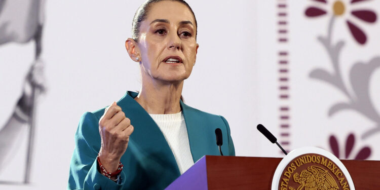 MEX1303. CIUDAD DE MÉXICO (MÉXICO), 07/10/2024.- La presidenta de México, Claudia Sheinbaum, habla durante su conferencia de prensa matutina este lunes, en Palacio Nacional de la Ciudad de México (México). Sheinbaum consideró "deleznable" que opositores la responsabilicen de la muerte el sábado de Ifigenia Martínez, la presidenta de la Cámara de Diputados, cuatro días después de encabezar la ceremonia de investidura de la nueva mandataria. EFE/ José Méndez