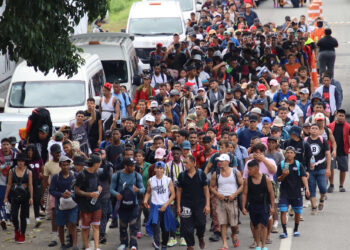 MEX2982. TAPACHULA (MÉXICO), 20/10/2024.- Migrantes caminan en caravana este domingo en el municipio de Tapachula en el estado de Chiapas (México). Miles de migrantes, en su mayoría venezolanos que salieron de su país por la crisis electoral desatada a finales de julio, partieron este domingo en una nueva caravana denominada 'El Niño', desde la frontera sur de México, con destino a Estados Unidos. EFE/ Juan Manuel Blanco