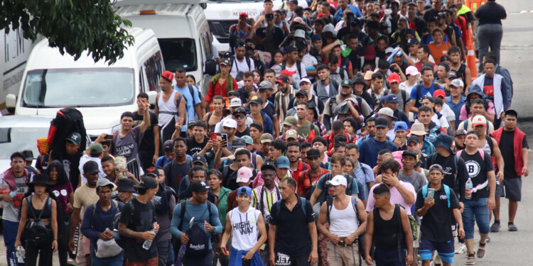 MEX2982. TAPACHULA (MÉXICO), 20/10/2024.- Migrantes caminan en caravana este domingo en el municipio de Tapachula en el estado de Chiapas (México). Miles de migrantes, en su mayoría venezolanos que salieron de su país por la crisis electoral desatada a finales de julio, partieron este domingo en una nueva caravana denominada 'El Niño', desde la frontera sur de México, con destino a Estados Unidos. EFE/ Juan Manuel Blanco