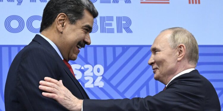 Kazan (Russian Federation), 22/10/2024.- Russian President Vladimir Putin (R) welcomes Venezuela's President Nicolas Maduro before their meeting on the sidelines of the BRICS summit in Kazan, Russia, 23 October 2024. The BRICS summit takes place from 22 to 24 October (Rusia) EFE/EPA/ALEXANDER NEMENOV / POOL