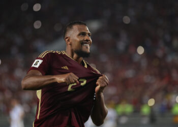 AMDEP8585. MATURÍN (VENEZUELA), 10/10/2024.- Salomón Rondón de Venezuela celebra su gol este jueves, en un partido de las eliminatorias sudamericanas para el Mundial de 2026 entre Venezuela y Argentina en el estadio Monumental de Maturín (Venezuela). EFE/ Ronald Peña R.