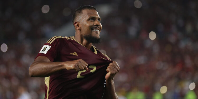 AMDEP8585. MATURÍN (VENEZUELA), 10/10/2024.- Salomón Rondón de Venezuela celebra su gol este jueves, en un partido de las eliminatorias sudamericanas para el Mundial de 2026 entre Venezuela y Argentina en el estadio Monumental de Maturín (Venezuela). EFE/ Ronald Peña R.