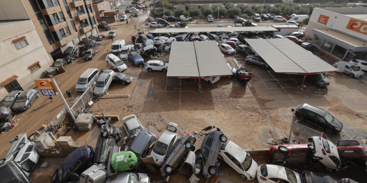 FOTODELDÍA PAIPORTA (VALENCIA), 30/10/2024.- Vista general de varios vehículos dañados en Paiporta, tras las fuertes lluvias causadas por la DANA. La alcaldesa de Paiporta (Valencia), Maribel Albalat, ha confirmado que al menos hay 34 fallecidos en su municipio a consecuencia de la dana que ha afectado a la Comunidad Valenciana. EFE/Manu Bruque