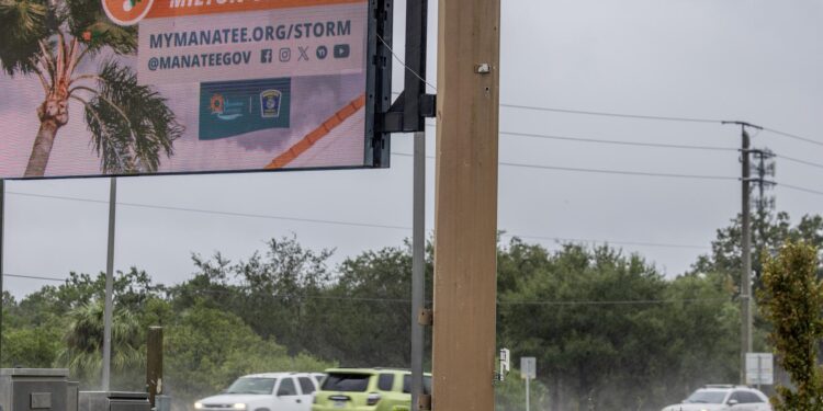 Bradenton (United States), 09/10/2024.- Vehicles pass under a tropical storm information sign in effect due to Hurricane Milton in Bradenton, Florida, USA, 09 October 2024. According to the National Hurricane Center's Live Hurricane Tracker, Hurricane Milton is set to make landfall on the west coast of Florida on 09 October evening. After rapidly intensifying into a Category 5 storm on 07 October, Milton is anticipated to weaken as it reaches the shore but will still bring significant weather impacts across the state. (tormenta) EFE/EPA/CRISTOBAL HERRERA-ULASHKEVICH