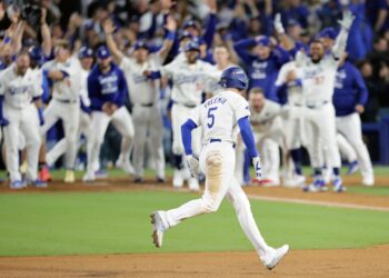 Los Angeles (United States), 25/10/2024.- Los Angeles Dodgers Freddie Freeman rounds the bases after hitting the game winning grand slam home run off Yankees relief pitcher Nestor Cortes during the tenth inning of the Major League Baseball (MLB) World Series game one between the American League Champion New York Yankees and the National League Champion Los Angeles Dodgers in Los Angeles, California, USA, 25 October 2024. (Nueva York) EFE/EPA/ALLISON DINNER