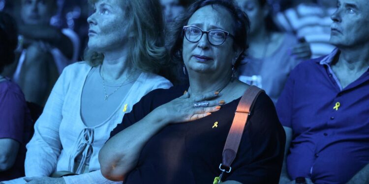 Tel Aviv (Israel), 07/10/2024.- A woman reacts while attending an alternative memorial ceremony organized by the families of hostages held in Gaza, to mark a year since the deadly 07 October Hamas-led attacks, at a park in Tel Aviv, Israel, 07 October 2024. October 7th marks one year since the Palestinian militant group Hamas launched a surprise attack on Israel, killing 1,200, and one year since Israel began its war on Gaza, killing more than 41,000 and destroying the Palestinian enclave. EFE/EPA/JIM URQUHART / POOL