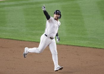 New York (United States), 30/10/2024.- New York Yankees Gleyber Torres rounds the bases after hitting a three-run home run during the eighth inning of game four of the Major League Baseball (MLB) World Series between the American League Champion New York Yankees and the National League Champion Los Angeles Dodgers at Yankees Stadium in the Bronx borough of New York, New York, USA, 29 October 2024. The World Series is the best-of-seven games. (Nueva York) EFE/EPA/SARAH YENESEL