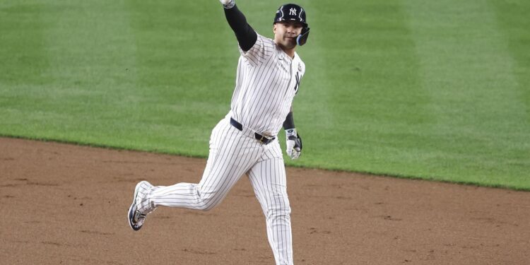 New York (United States), 30/10/2024.- New York Yankees Gleyber Torres rounds the bases after hitting a three-run home run during the eighth inning of game four of the Major League Baseball (MLB) World Series between the American League Champion New York Yankees and the National League Champion Los Angeles Dodgers at Yankees Stadium in the Bronx borough of New York, New York, USA, 29 October 2024. The World Series is the best-of-seven games. (Nueva York) EFE/EPA/SARAH YENESEL