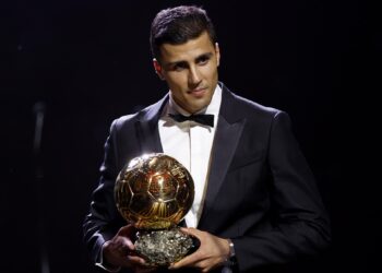 Paris (France), 28/10/2024.- Manchester City and Spain midfielder Rodri wins the Men's Ballon d'Or 2024 award at the Ballon d'Or 2024 ceremony at the Theatre du Chatelet in Paris, France, 28 October 2024. (Francia, España) EFE/EPA/MOHAMMED BADRA