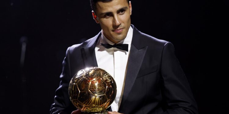 Paris (France), 28/10/2024.- Manchester City and Spain midfielder Rodri wins the Men's Ballon d'Or 2024 award at the Ballon d'Or 2024 ceremony at the Theatre du Chatelet in Paris, France, 28 October 2024. (Francia, España) EFE/EPA/MOHAMMED BADRA