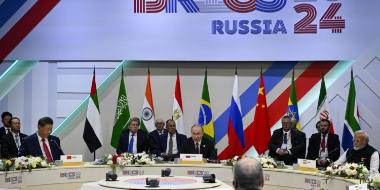 Kazan (Russian Federation), 22/10/2024.- (L-R) Chinese President Xi Jinping, Russia's President Vladimir Putin and Indian Prime Minister Narendra Modi attend the narrow format meeting of the BRICS summit in Kazan, Russia, 23 October 2024. The BRICS summit takes place from 22 to 24 October. (Rusia) EFE/EPA/ALEXANDER NEMENOV / POOL