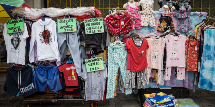 AME4407. CARACAS (VENEZUELA), 03/10/2024.- Fotografía del 26 de septiembre de 2024 de una venta de ropa informal con precios en dólares, en Caracas (Venezuela). El aumento de la brecha entre el precio oficial del dólar y el "paralelo" en Venezuela revive un problema que el país había superado tras meses de estabilidad cambiaria: el uso de distintas tasas, incluso en comercios formales, pese a que están obligados a trabajar con la cotización publicada por el Banco Central (BCV). EFE/ Miguel Gutiérrez