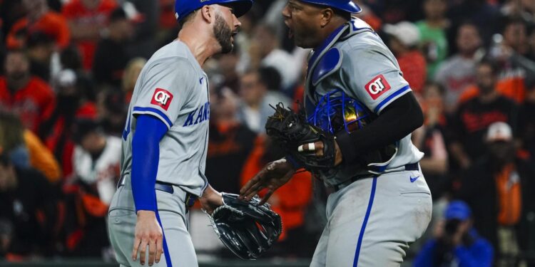 Baltimore (United States), 02/10/2024.- Kansas City Royals closing pitcher Lucas Erceg (L) celebrates with Kansas City Royals catcher Salvador Perez after winning game 2 of the American League Wild Card series between the Kansas City Royals and the Baltimore Orioles at Camden Yards in Baltimore, Maryland, USA, 02 October 2024. The Royals win the series 2-0 and advance to face the New York Yankees in the American League Division Series. (Nueva York) EFE/EPA/SHAWN THEW