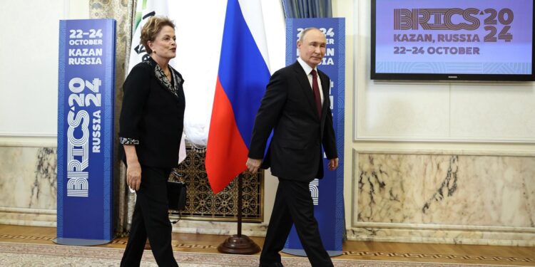 Kazan (Russian Federation), 21/10/2024.- Russia's President Vladimir Putin (R) meets with Dilma Rousseff, Chair of the New Development Bank and former president of Brazil, on the sidelines of the BRICS Summit at Kazan Kremlin in Kazan, Russia, 22 October 2024. The BRICS summit takes place from 22 to 24 October and is expected to be the largest foreign policy event ever held in Russia. (Brasil, Rusia) EFE/EPA/ALEXANDER KAZAKOV / SPUTNIK / KREMLIN POOL MANDATORY CREDIT