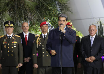 AME1682. MAIQUETÍA (VENEZUELA), 26/10/2024.- Fotografía cedida por Prensa Miraflores del presidente de Venezuela, Nicolás Maduro, a su llegada al país luego de su viaje a Rusia, en Maiquetía (Venezuela). Maduro dijo a su regreso a la nación tras participar en la cumbre de los BRICS en Rusia, que "nadie vetará ni callará" al país, luego de que Brasil vetara el ingreso de la nación caribeña al grupo de economías emergentes. EFE/ PRENSA MIRAFLORES/SOLO USO EDITORIAL/NO VENTAS/SOLO DISPONIBLE PARA ILUSTRAR LA NOTICIA QUE ACOMPAÑA/CRÉDITO OBLIGATORIO